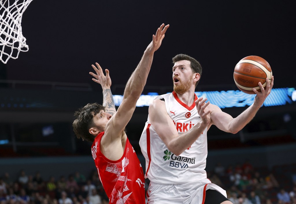 12 Dev Adam final için parkede