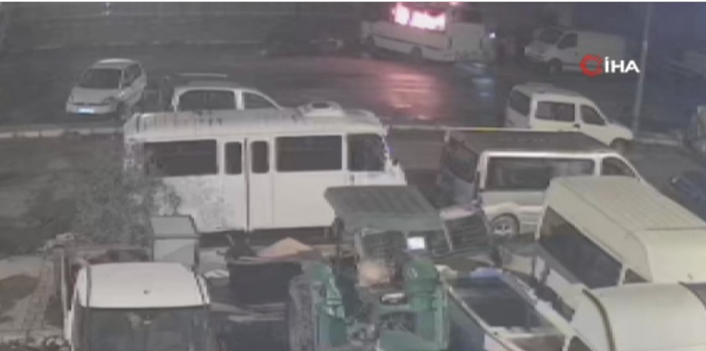 Hurda minibüste 16 yaşındaki gencin öldüğü yangın kamerada