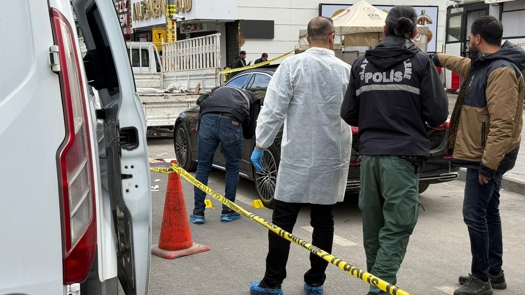 Müteahhit ile emlakçı arasında 'tadilat' kavgası: 4 yaralı