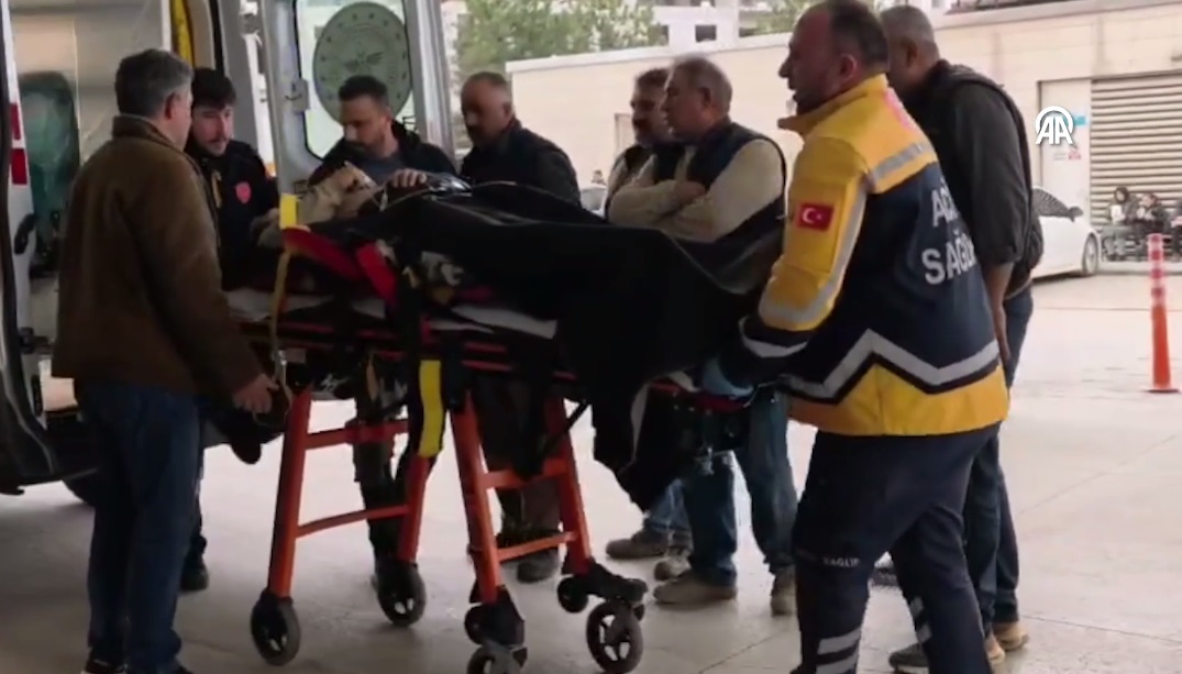 Elektrik akımına kapılarak 2. kattan düşen işçi ağır yaralandı