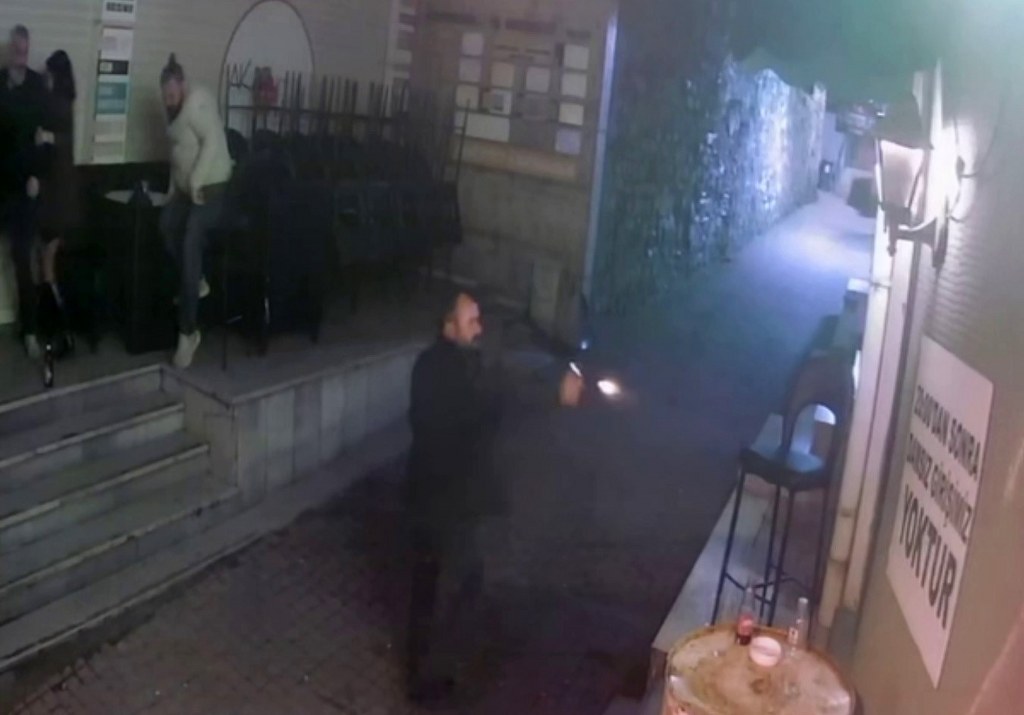  Eğlence mekanına silahlı saldırı: 2 yaralı