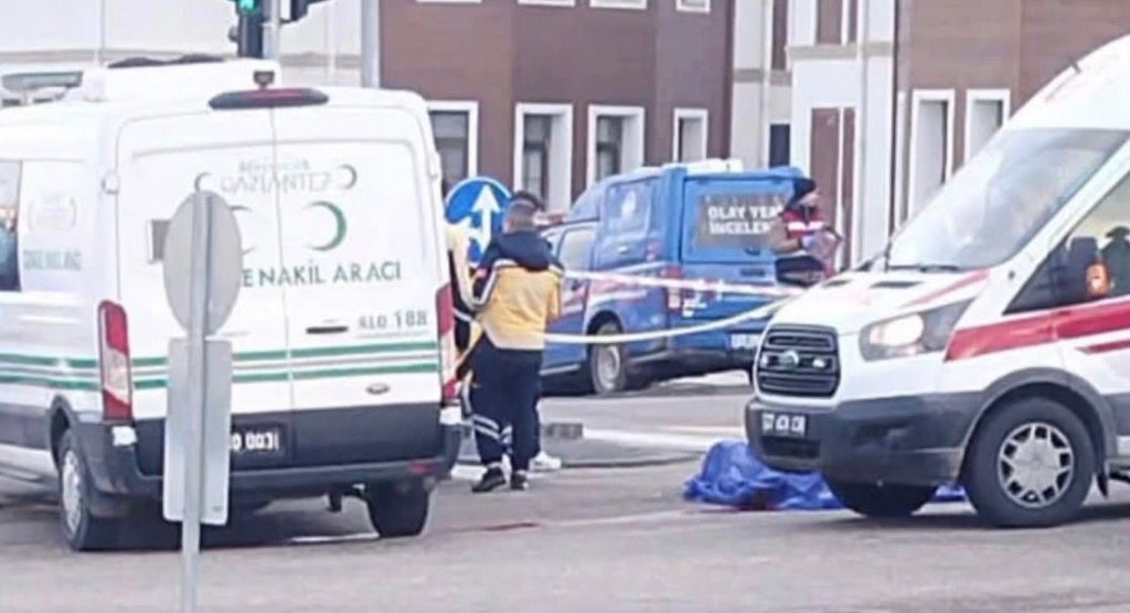 Otomobilin çarptığı motosikletli hayatını kaybetti