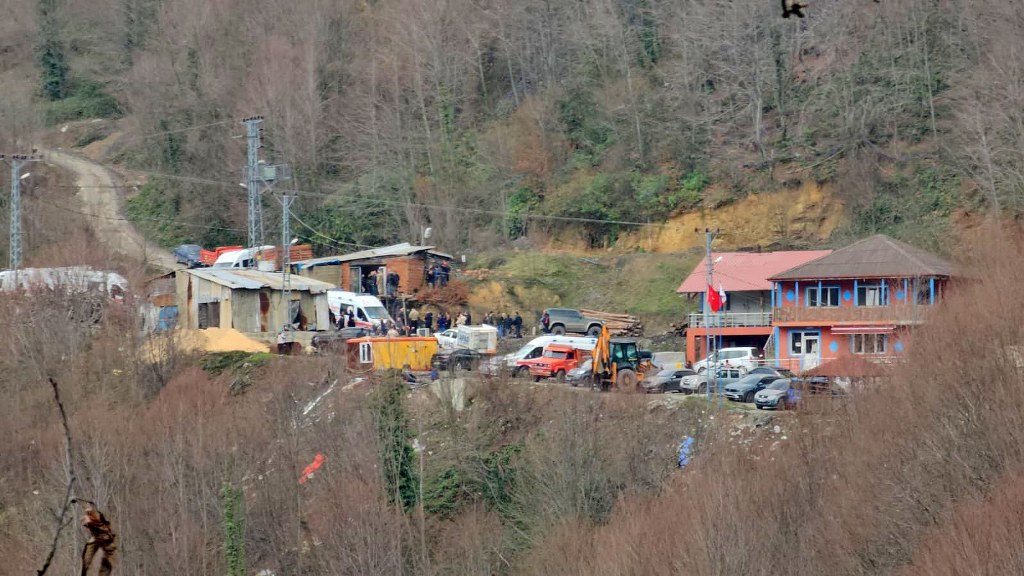 Zolgukdak'ta göçükte mahsur kalan 2 işçi için çalışmalar sürüyor