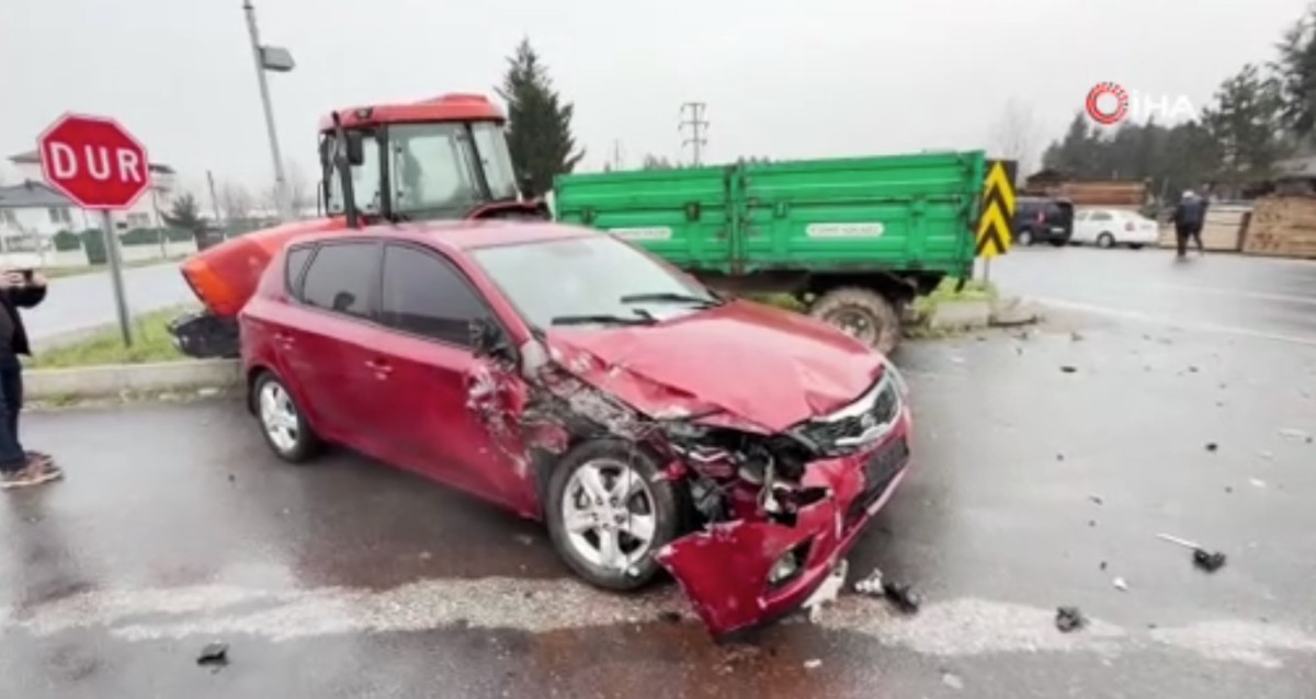 Otomobil ile traktör çarpıştı: 2 yaralı