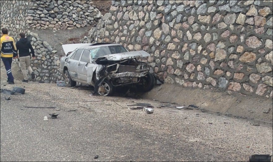 Otomobil, istinat duvarına çarptı 1 ölü