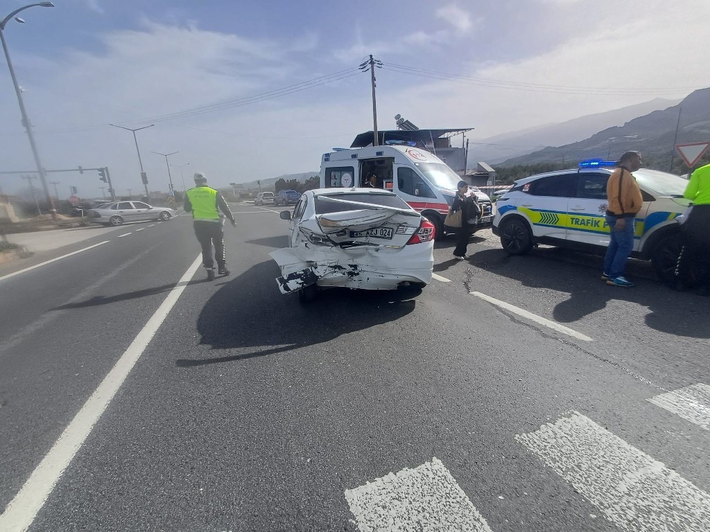 İki otomobil çarpıştı: 2’si çocuk 5 yaralı