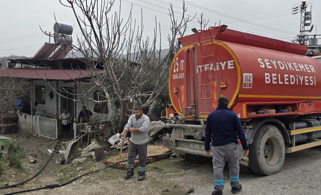 Seydikemer'de su basan evlerdeki temizlik çalışmaları sürüyor