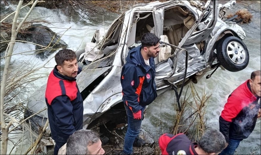 Otomobil uçuruma yuvarlandı 3 ölü, 5 ağır yaralı