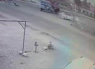 Kamyonete çarptı, hayatını kaybetti