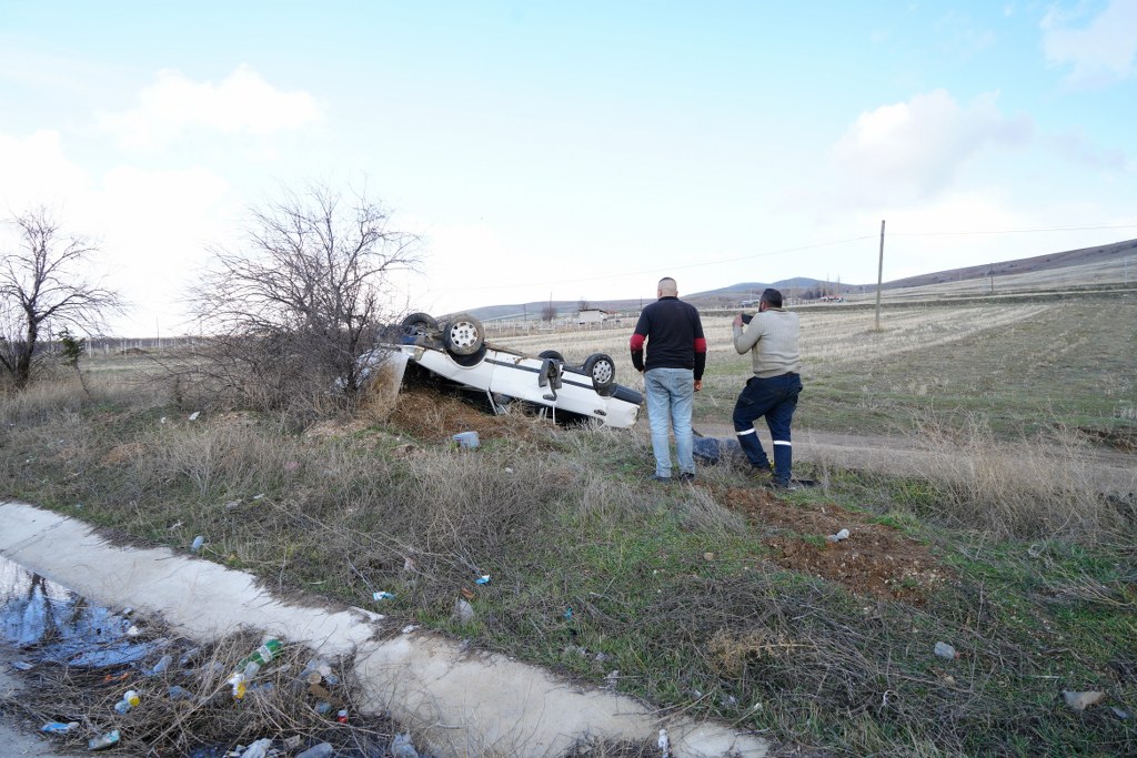 Takla atan otomobil hurdaya döndü: 2 yaralı