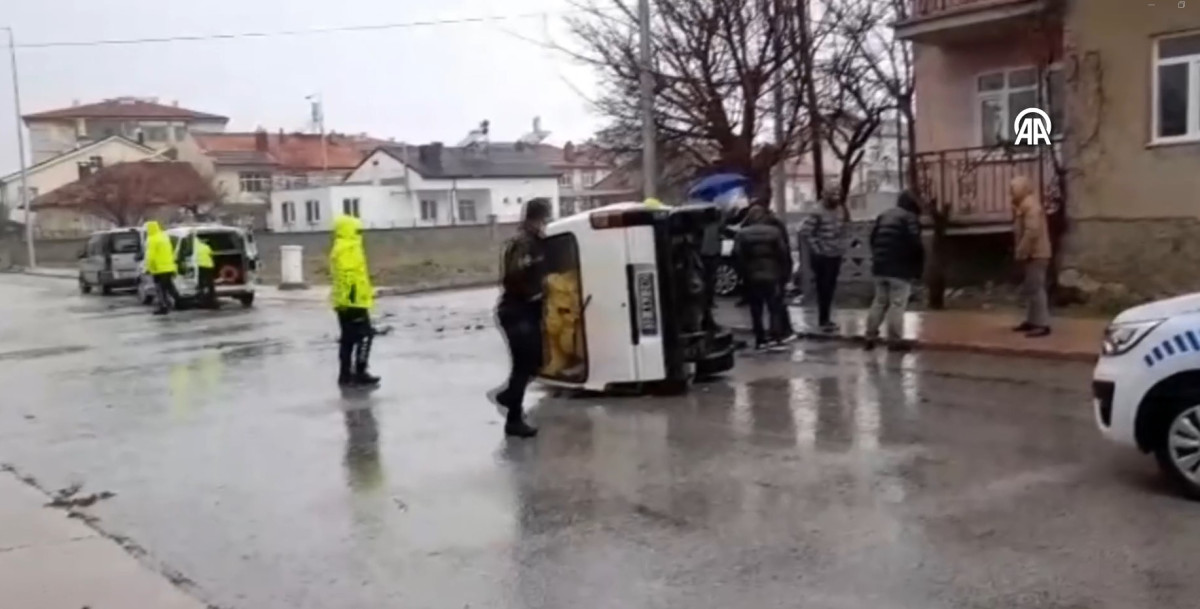 Trafik kazasında 1'i çocuk 3 kişi yaralandı