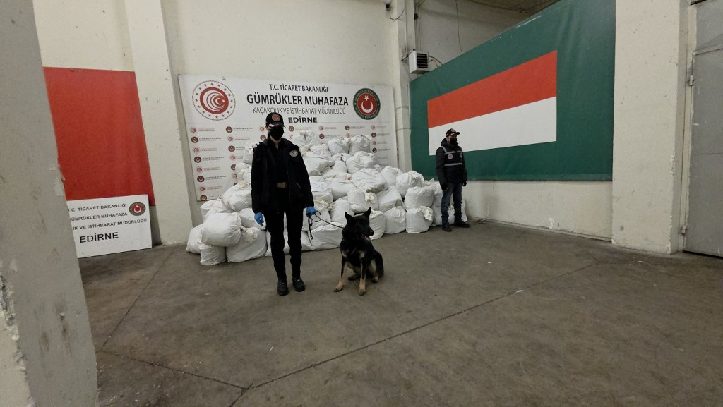 Yaklaşık 1 ton esrar ele geçirildi