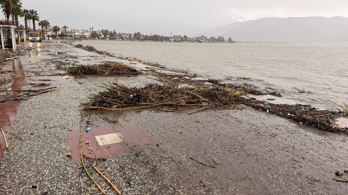 Fethiye’de deniz taştı, çöpleri kıyıya attı