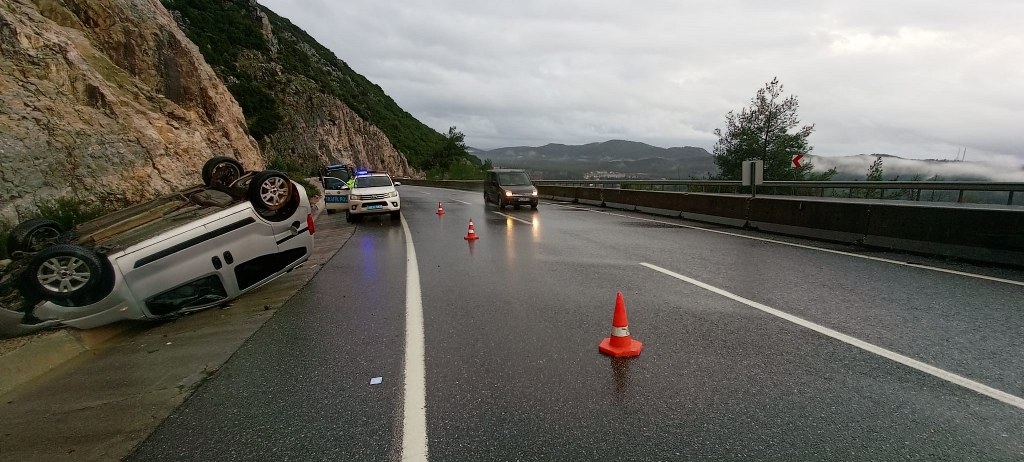 Muğla'da kontrolden çıkan kamyonet takla attı:1 yaralı