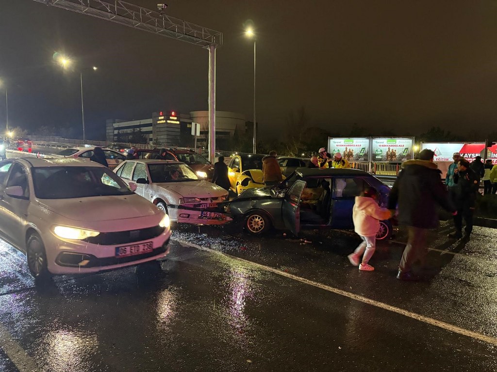 Otomobil kırmızı ışıkta bekleyen 5 araca çarptı: 2 yaralı