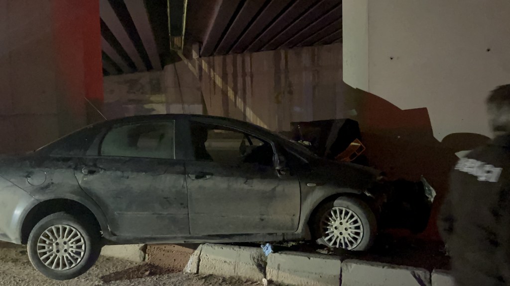 Köprünün kolonuna saplandı: 1'i ağır 2 yaralı