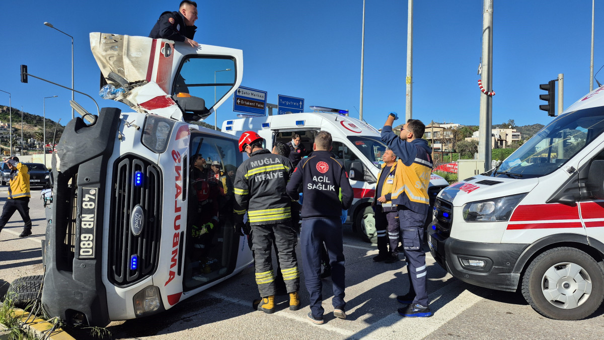 Bodrum'da ambulans devrildi: 4 yaralı