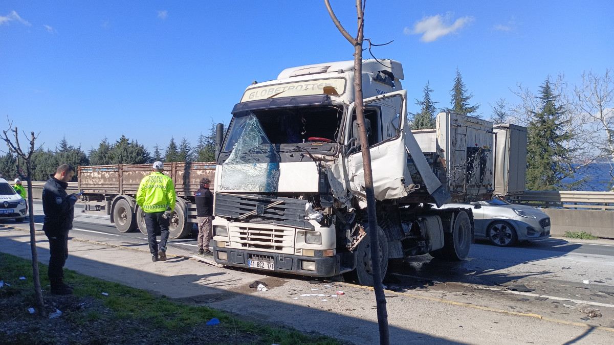 Tırlar çarpıştı, biri makasladı: 1 yaralı
