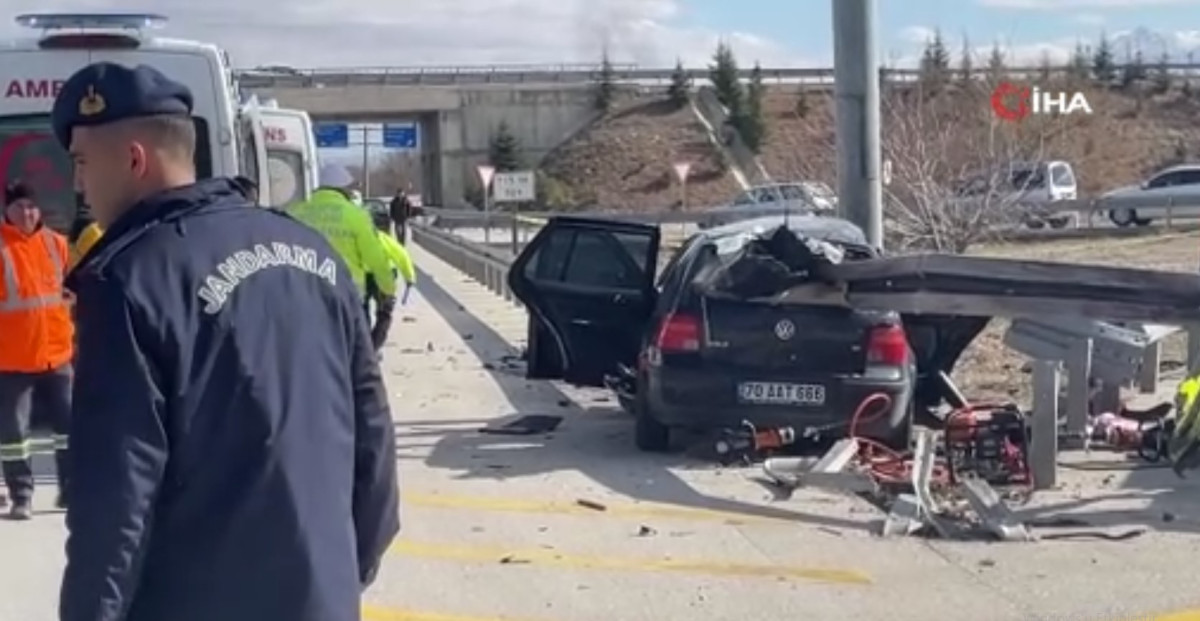 Otomobil bariyerlere ok gibi saplandı:2 ölü 1 yaralı