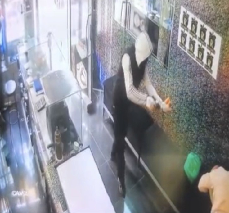 Silahlı, maskeli ve biber gazlı kuyumcu soygunu kamerada