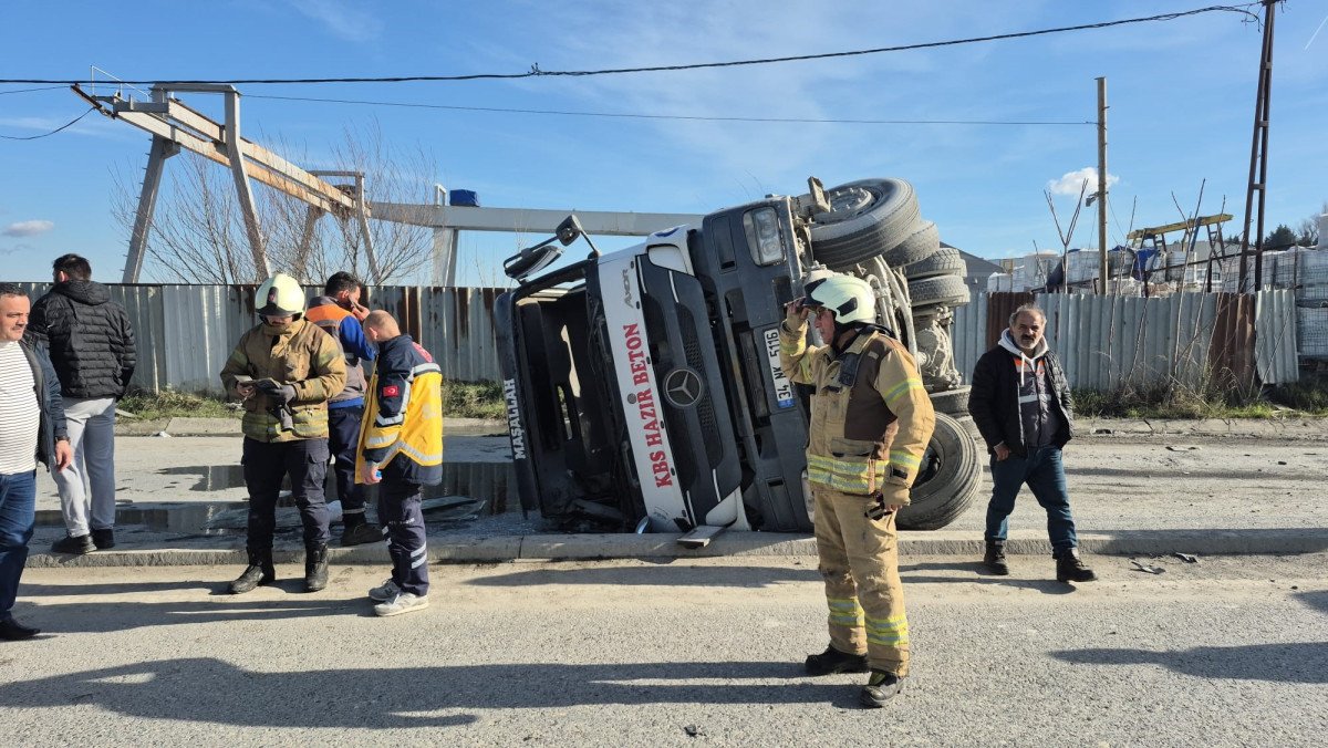 Beton mikseri devrildi: Sürücü yaralandı