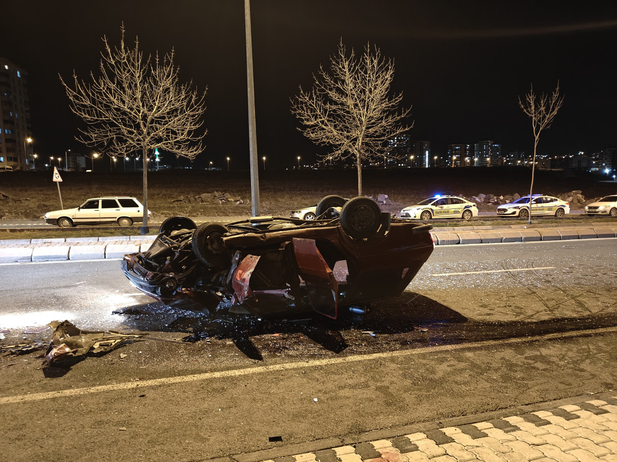 Otomobil ters döndü: 4 yaralı