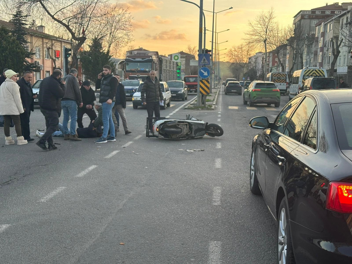  Otomobille çarpışan motosikletin sürücüsü yaralandı