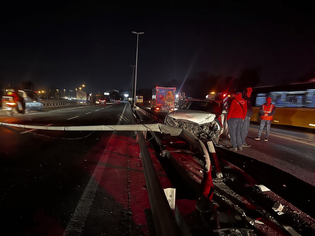 Otomobil bariyerlere çarptı: 2 yaralı