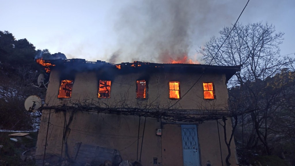  Yaşlı kadın evinde çıkan yangında hayatını kaybetti