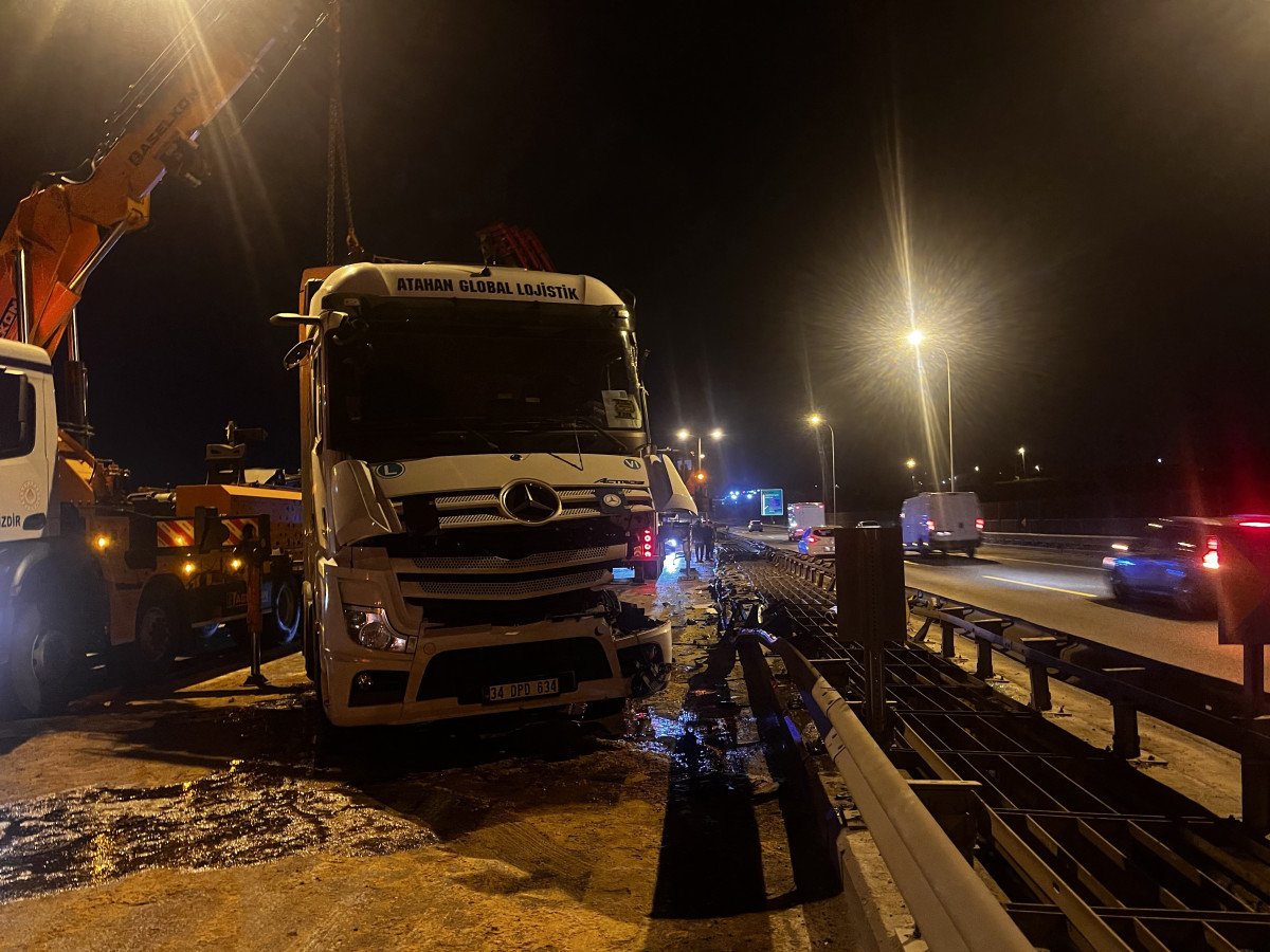  TEM Otoyolu’nda tır devrildi: 1 yaralı