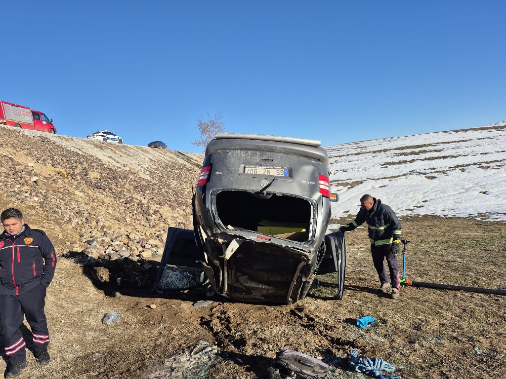Ticari araç ile kamyonet çarpıştı: 3 yaralı