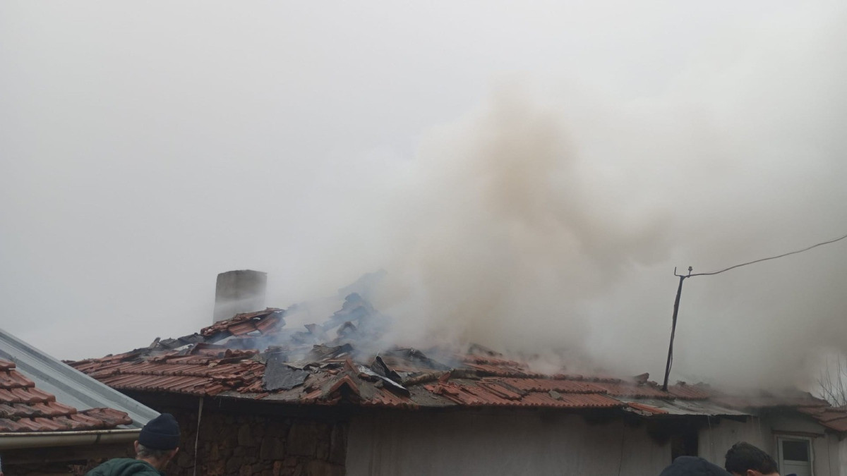 Bitişik iki ev alevlere teslim oldu: 1 yaralı