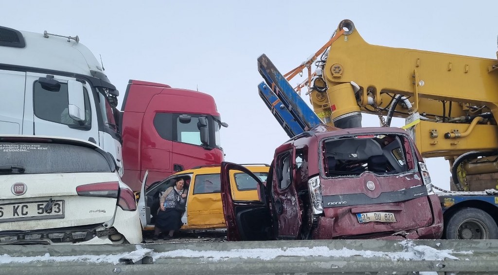 Zincirleme kazada can pazarı yaşandı: 8 ağır yaralı