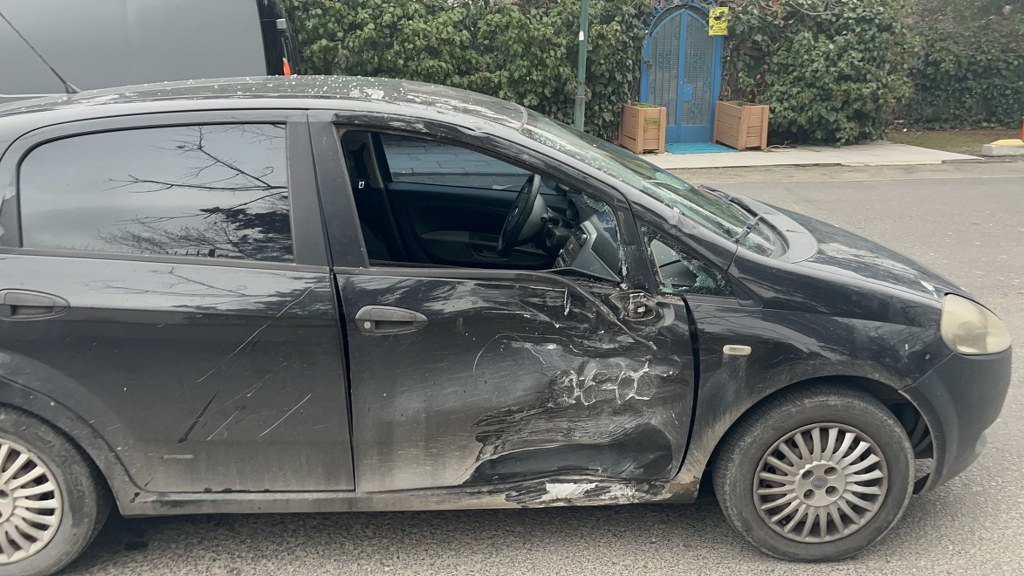 Otomobille çarpışan motosikletin sürücüsü ağır yaralandı