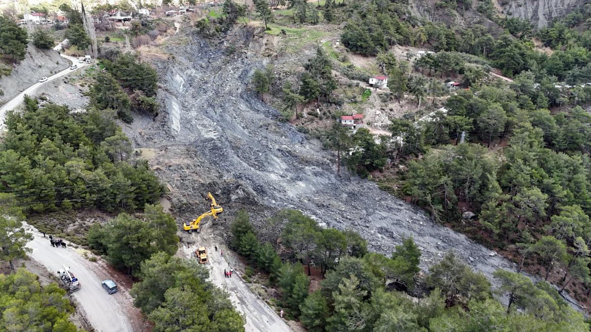 Muğla Büyükşehir ekiplerinden yaşanan heyelana anında müdahale