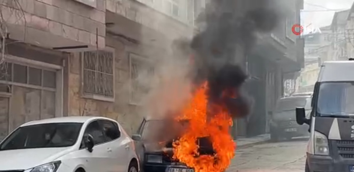 Park halindeki otomobil yandı