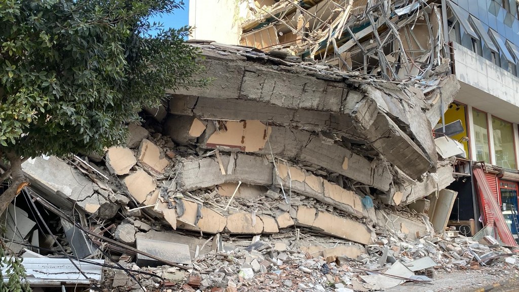 Kontrollü yıkımda anne ve kızı son anda kurtuldu