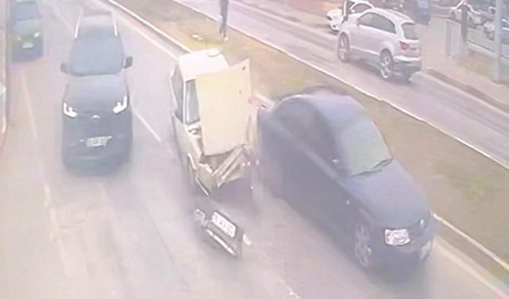 Güvenlik kamerasına yansıyan kazada 1 kişi yaralandı