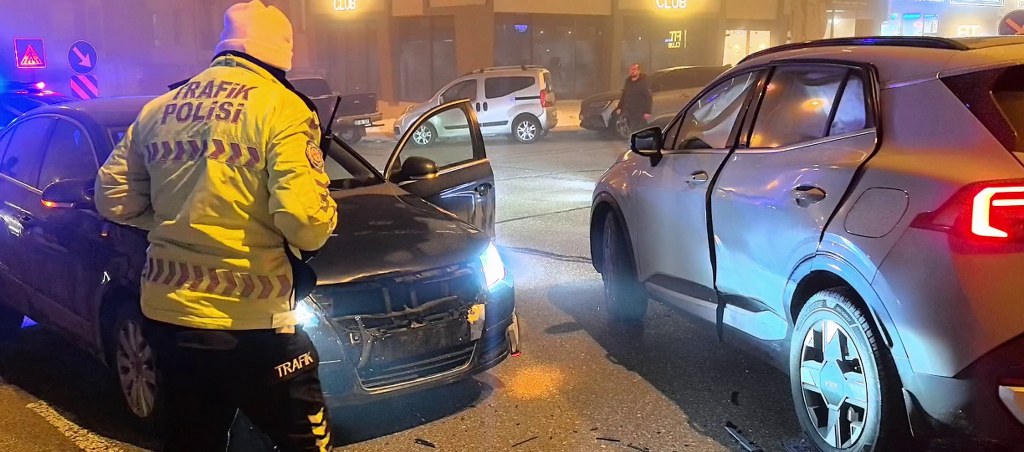 Kavşaktaki dikkatsizlik kazaya neden oldu:1 yaralı