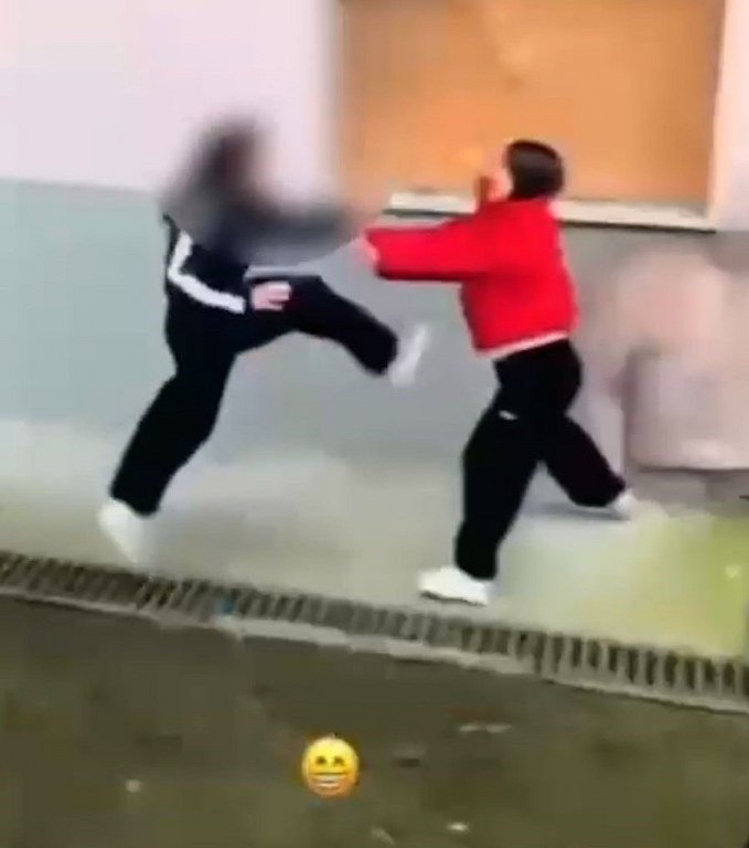 Akran zorbalığı: Hem darp ettiler hem de ‘gülücük’ emojisiyle paylaştılar