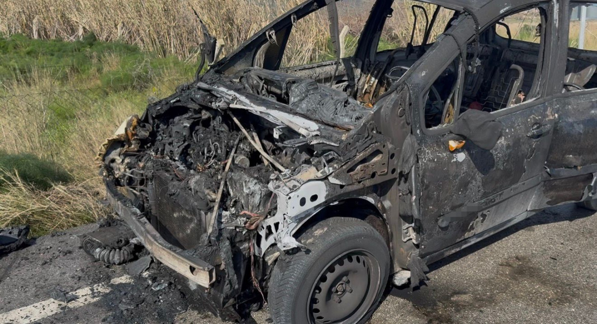 Seyir halindeki otomobil alev alev yandı, sürücü son anda kurtuldu