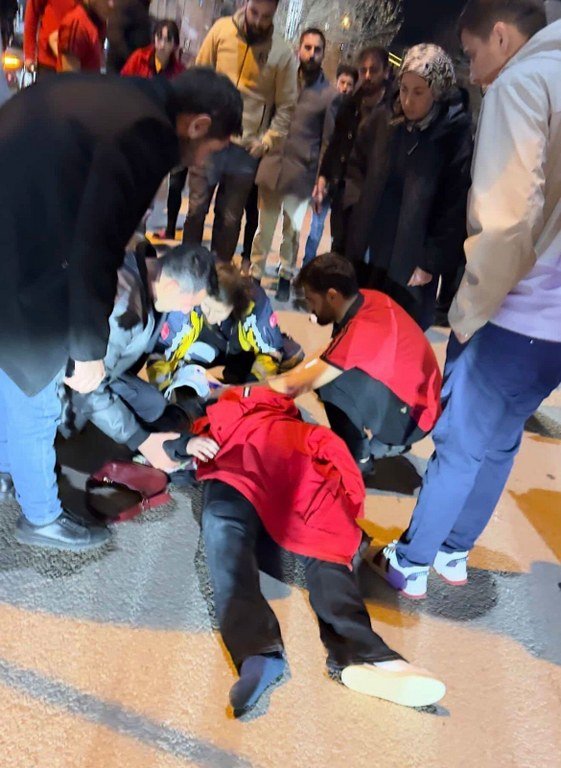 Otomobil, yayalara çarptı: 2 ağır yaralı