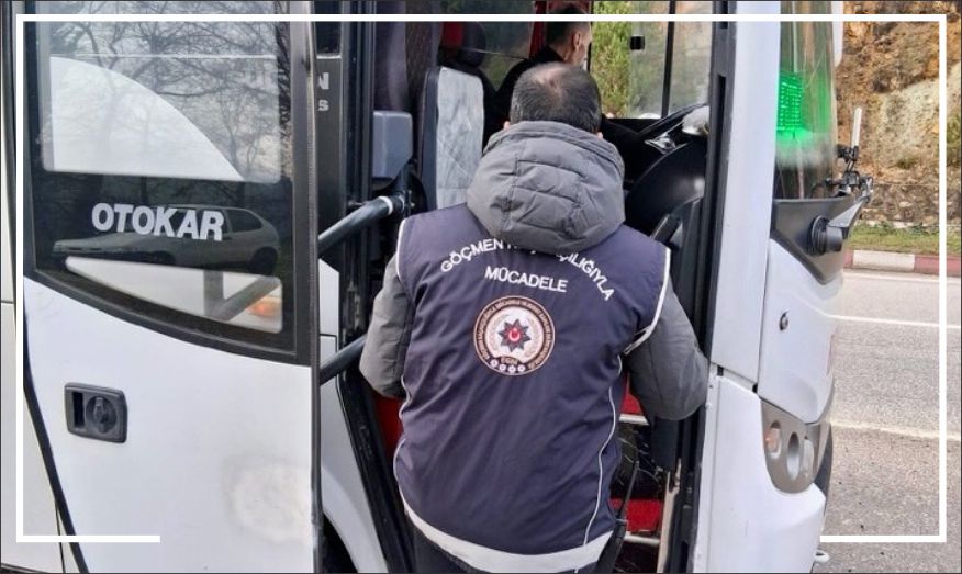 Düzensiz göç uygulamasında yakalanan 3 şahıs tutuklandı