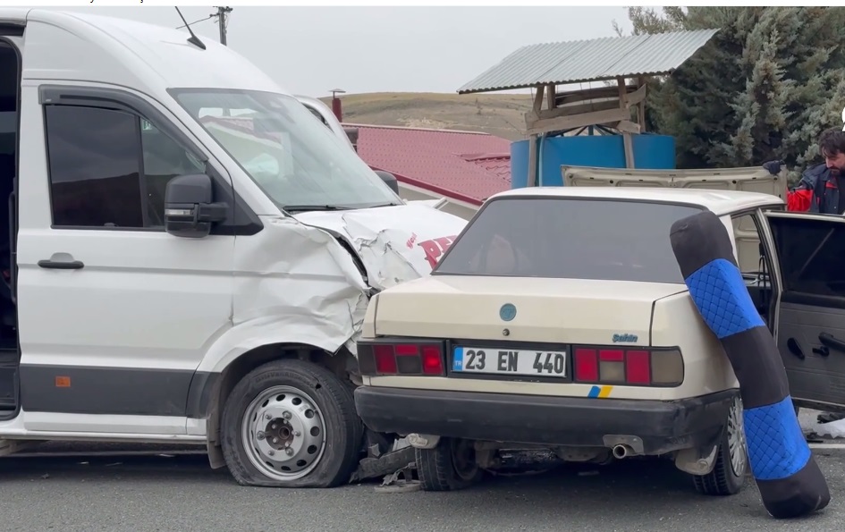 Minibüs ile otomobil çarpıştı biri ağır 4 yaralı