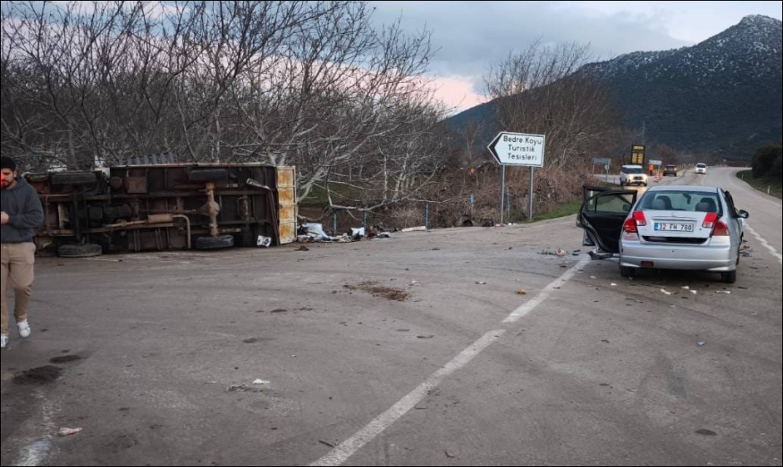 Otomobil ile kamyonet çarpıştı 5  yaralı