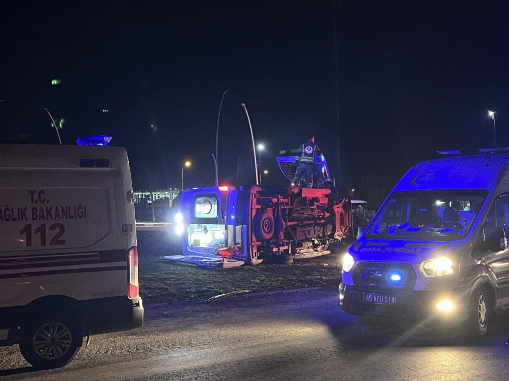 Ambulans ile otomobil çarpıştı: 5 yaralı