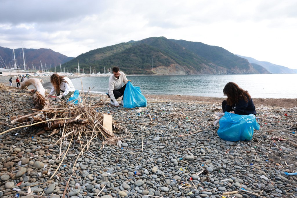 Marmaris'te fırtınanın sahile sürüklediği atıkları gençler topladı