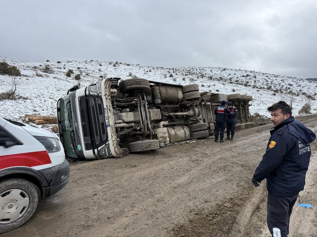 Tomruk yüklü tır devrildi: 1 yaralı