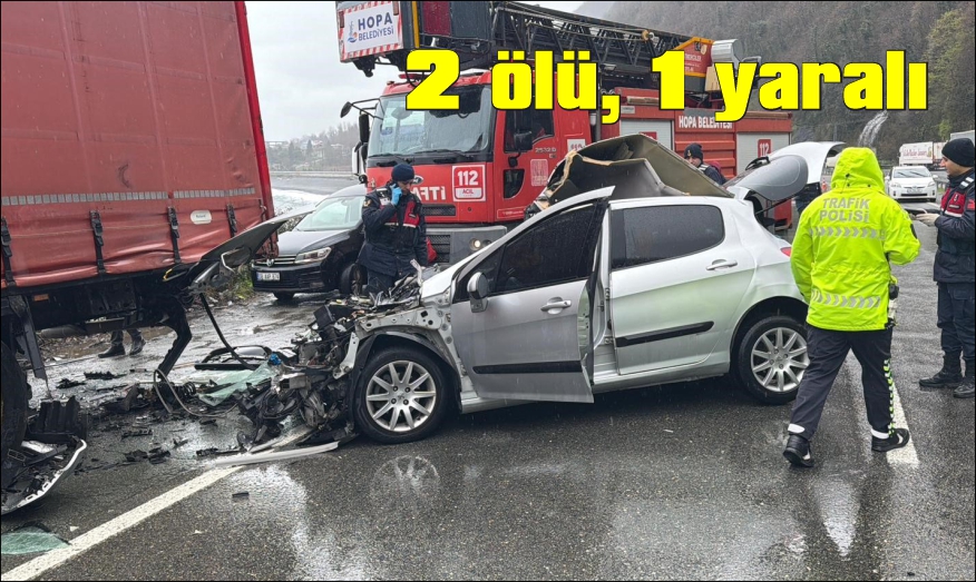 Otomobil park halindeki tıra çarptı: 2 ölü, 1 yaralı