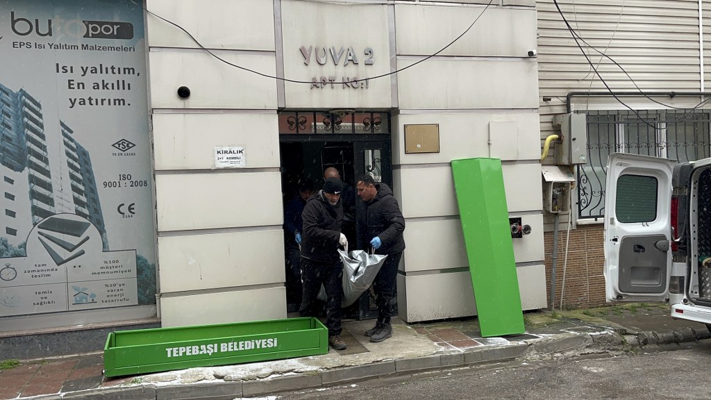 Şüpheli şekilde ölen kadının camdan atlayan kocası